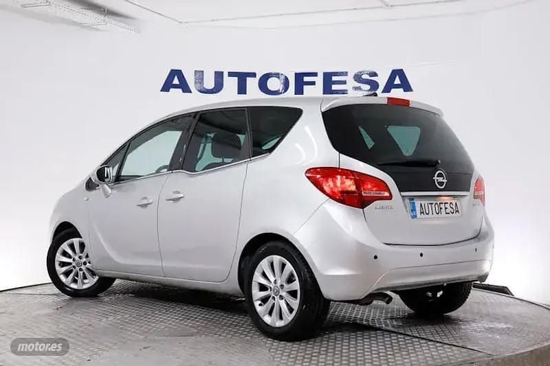 Usado Opel Meriva Cosmo 120 CV (88 kW) 2014 Plateado Monovolumen