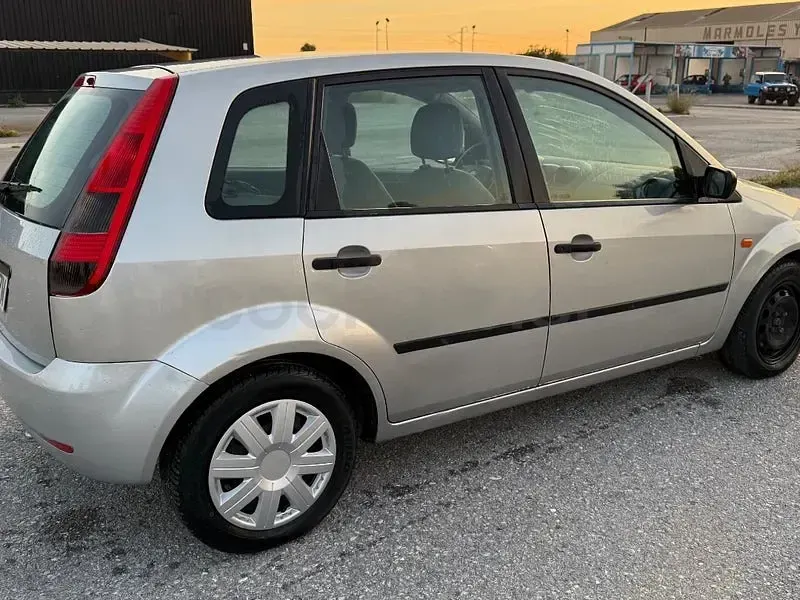 Usado Ford Fiesta Trend 80 CV (58 kW) 2004 Gris / plata Utilitario