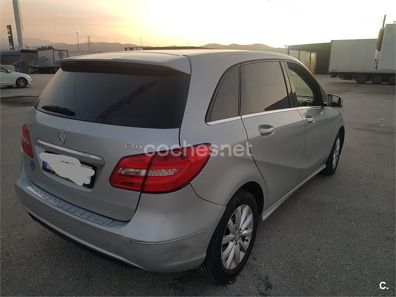 Usado Mercedes B180 109 CV (80 kW) 2012 Gris / plata Monovolumen