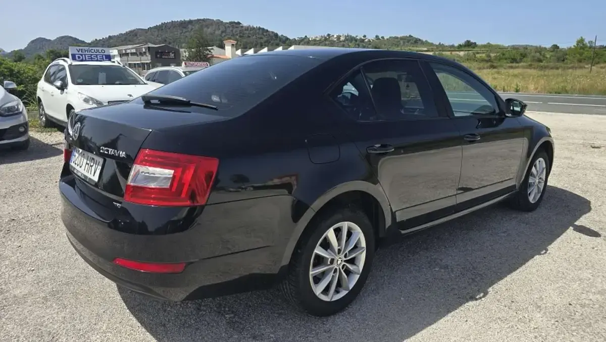 Usado Skoda Octavia GreenLine 105 CV (77 kW) 2013 Negro Utilitario