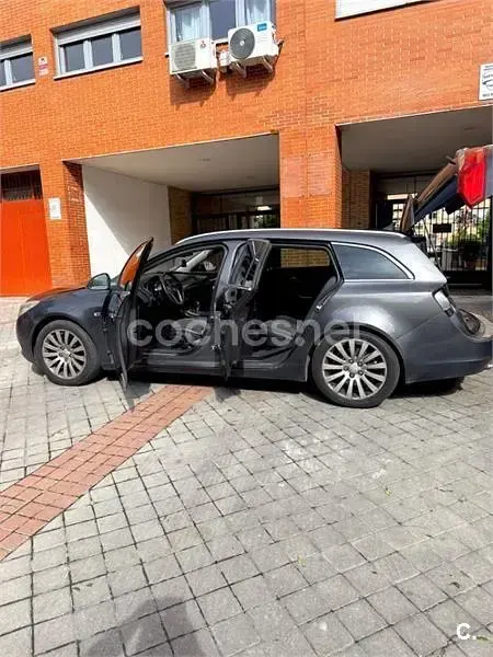 Usado Opel Insignia Cosmo 130 CV (95 kW) 2010 Gris / plata Familiar