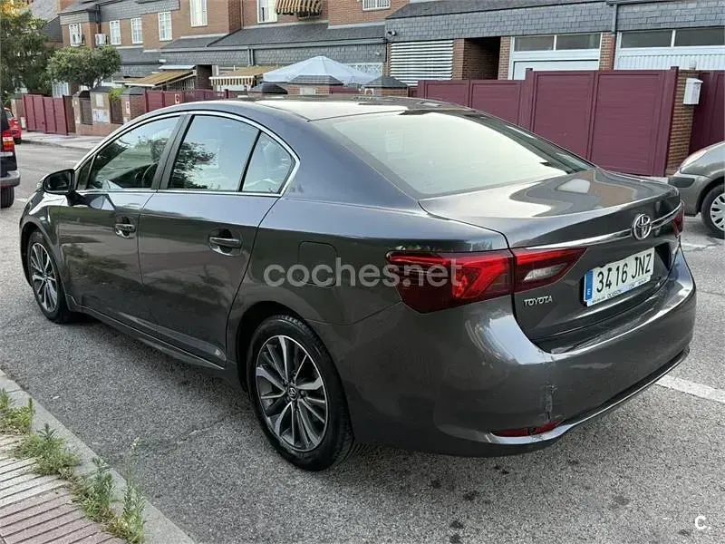 Usado Toyota Avensis Advance 143 CV (105 kW) 2016 Gris / plata Berlina