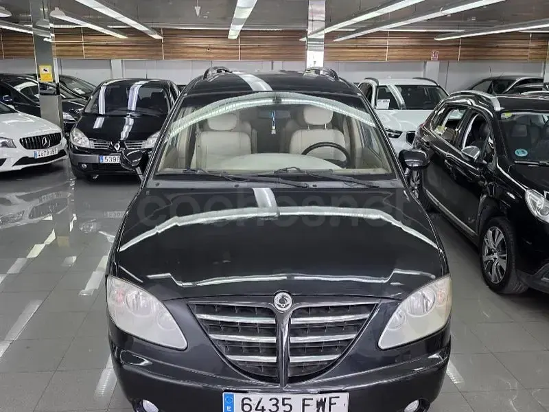 Usado SsangYong Rodius 165 CV (121 kW) 2007 Negro Monovolumen