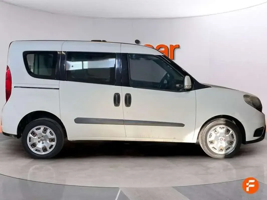 Usado Fiat Doblò Easy 95 CV (69 kW) 2016 Blanco Monovolumen