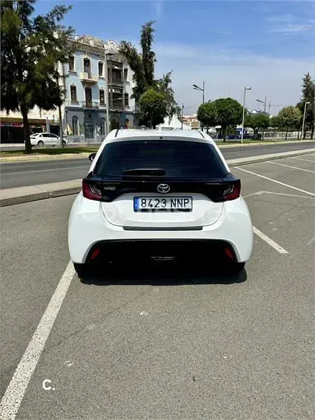 Usado Toyota Yaris 125 CV (91 kW) 2022 Blanco Utilitario