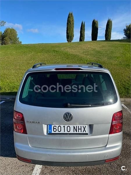 Usado VW Touran 140 CV (102 kW) 2007 Gris / plata Monovolumen