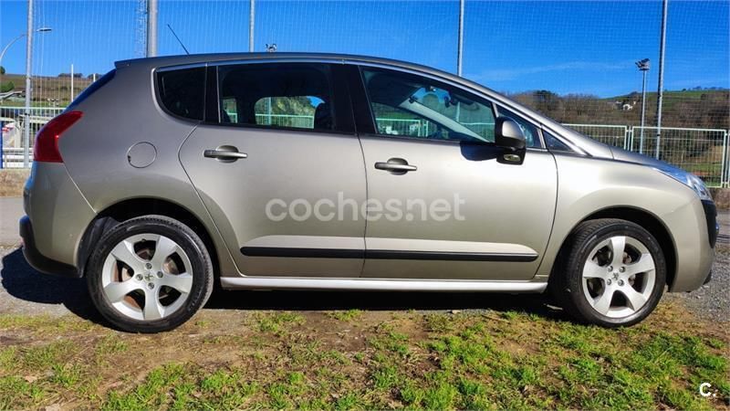Usado Peugeot 3008 Active 112 CV (82 kW) 2012 Beige Berlina