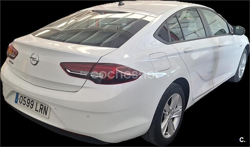 Usado Opel Insignia Edition 122 HP (89 kW) 2021 Branco Sedan