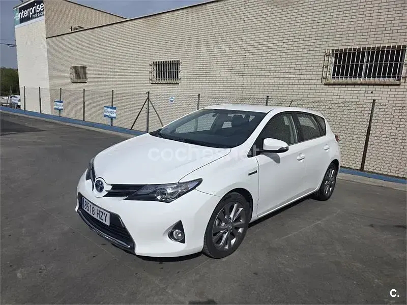 Usado Toyota Auris Hybrid Advance 136 CV (100 kW) 2014 Blanco Berlina