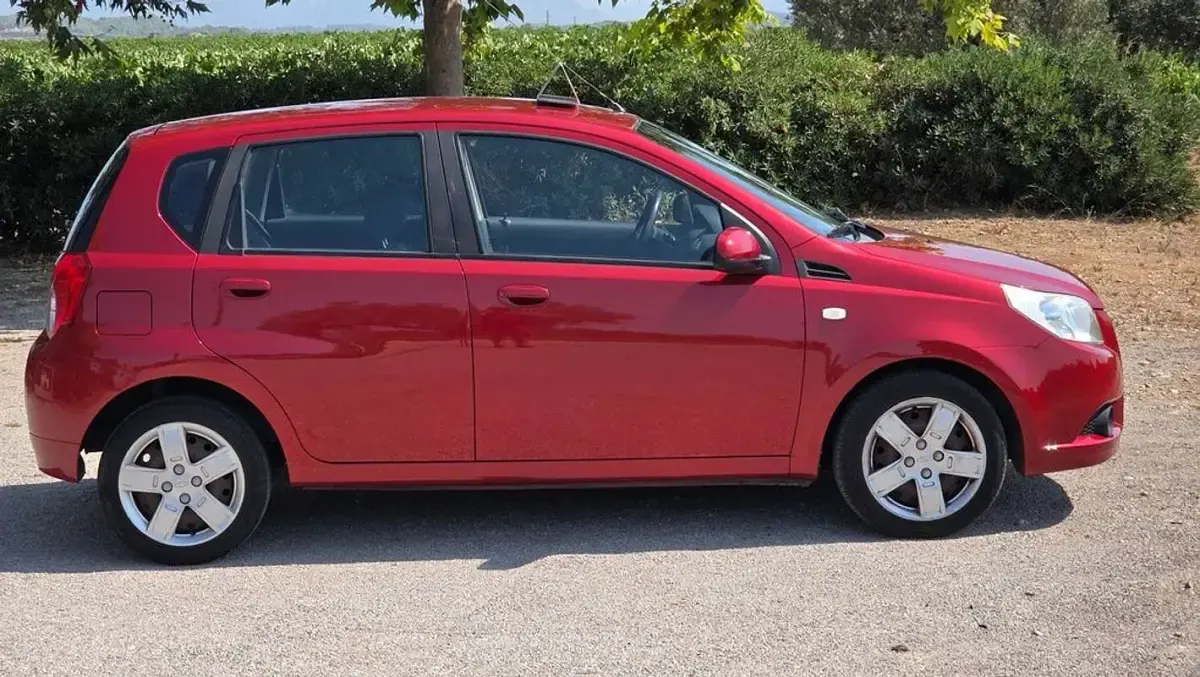Usado Chevrolet Aveo LS 84 CV (61 kW) 2010 Burdeos Utilitario