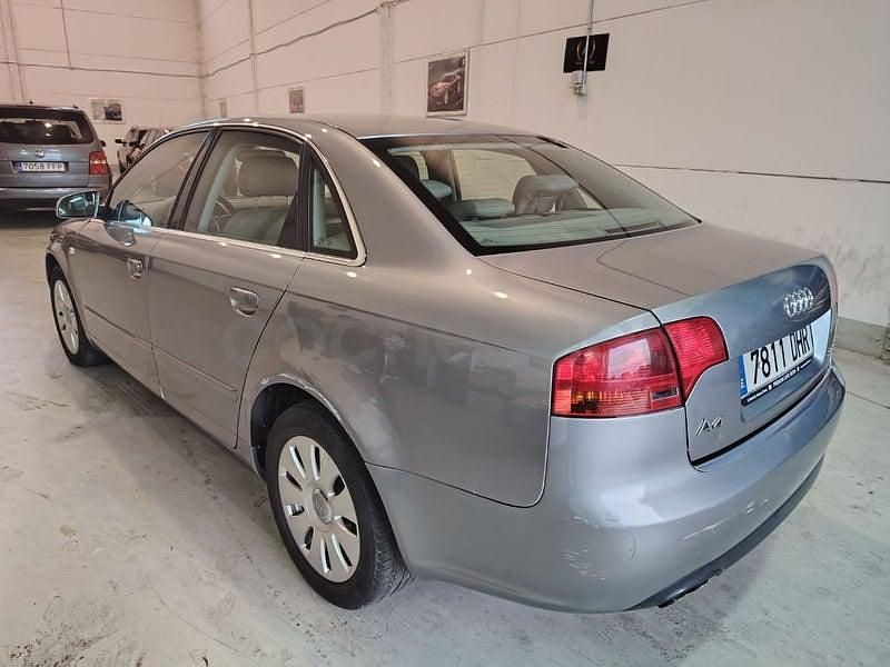 Usado Audi A4 Premium 140 CV (102 kW) 2005 Gris / plata Berlina
