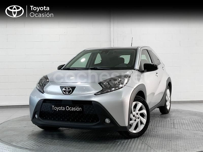 Gris / plata Usado 2023 Toyota Aygo Play Utilitario | 16.400 € (Un poco caro) - Imagen 1/4