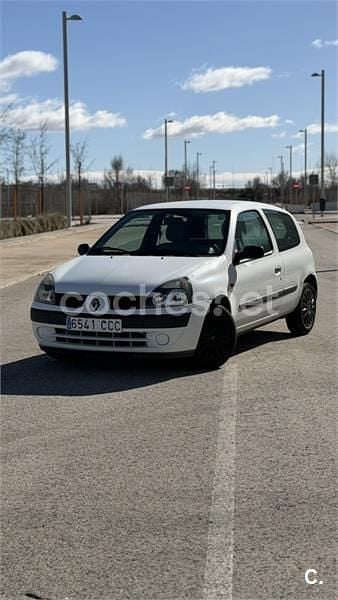 Usado Renault Clio II Authentique 60 CV (44 kW) 2002 Blanco Berlina