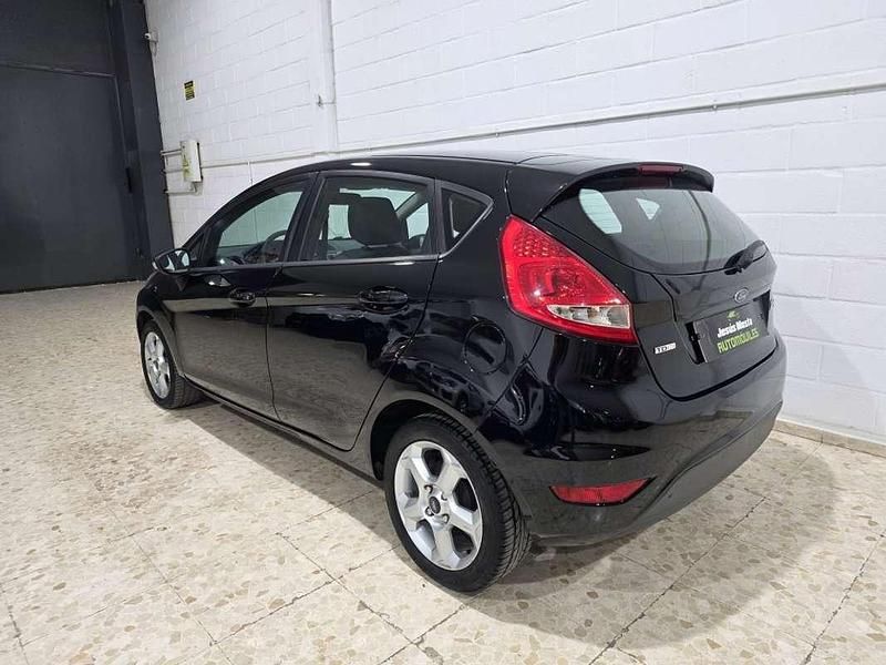Usado Ford Fiesta Trend 69 CV (50 kW) 2010 Negro Utilitario