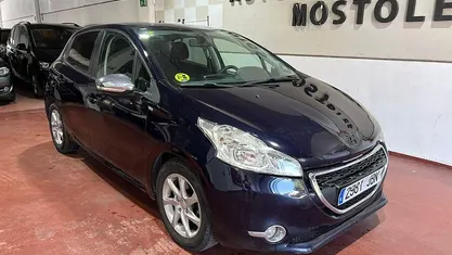 Usado Peugeot 208 Allure 92 CV (67 kW) 2014 Azul Utilitario