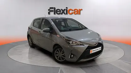 Usado Toyota Yaris Active 69 CV (50 kW) 2020 Gris Berlina
