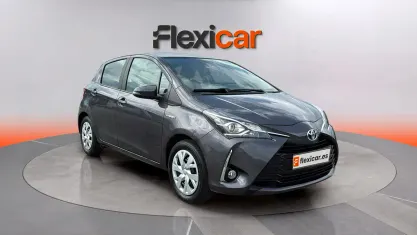 Usado Toyota Yaris Hybrid Business Edition 116 CV (85 kW) 2020 Gris Berlina