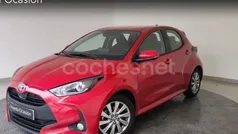 Rojo Usado 2023 Toyota Yaris Hybrid Active Berlina | 20.900 € (Precio justo)