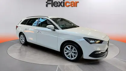Usado Seat Leon Style 130 CV (95 kW) 2021 Blanco Familiar