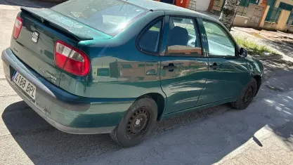 Usado Seat Cordoba Sport 110 CV (80 kW) 2001 Verde Berlina
