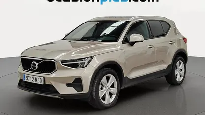 Käytetty Volvo XC40 Core 163 HP (119 kW) 2024 Kulta Katumaasturi
