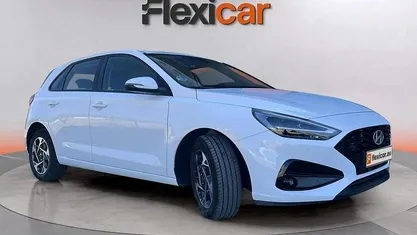 Usado Hyundai i30 101 CV (74 kW) 2024 Blanco Berlina
