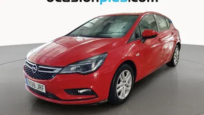 Usado Opel Astra Selective 105 CV (77 kW) 2016 Rojo Utilitario