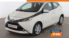 Blanco Usado 2015 Toyota Aygo X-play Utilitario | 8199 € (Precio justo)