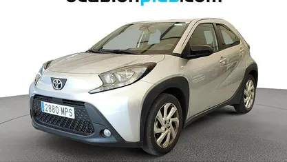 Usado Toyota Aygo X Play 72 CV (52 kW) 2024 Gris SUV
