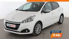 Usado 2019 Peugeot 208 Signature Sky Utilitario | 8199 € (Buen precio)