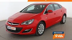 Rojo Usado 2014 Opel Astra Innovation Berlina | 9899 € (Precio justo)