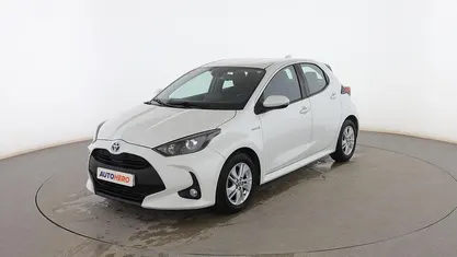 Blanco Usado 2021 Toyota Yaris Hybrid Active Utilitario | 18.099 € (Precio justo)