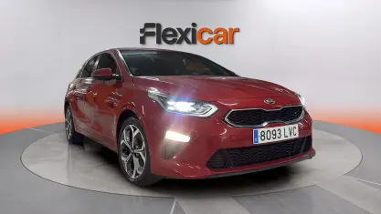 Begagnad Kia Ceed 136 HK (100 kW) 2021 Röd Halvkombi