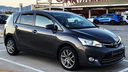 Usado Toyota Verso Advance 113 CV (83 kW) 2014 Gris / plata Monovolumen