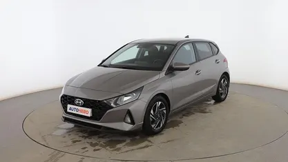 Usado Hyundai i20 101 CV (74 kW) 2022 Gris Utilitario