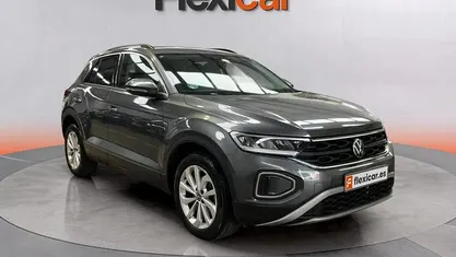 Usado VW T-Roc Life 150 CV (110 kW) 2023 Gris SUV
