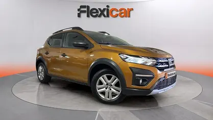 Usado Dacia Sandero Comfort 91 CV (66 kW) 2022 Naranja Utilitario