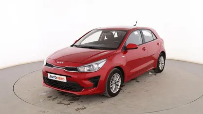 Usado Kia Rio 84 CV (61 kW) 2022 Rojo Berlina