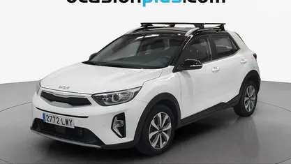 Käytetty Kia Stonic 120 HP (88 kW) 2022 Valkoinen Katumaasturi