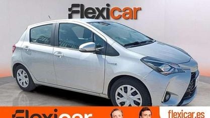 Usado Toyota Yaris Hybrid Active 100 CV (73 kW) 2019 Gris Utilitario