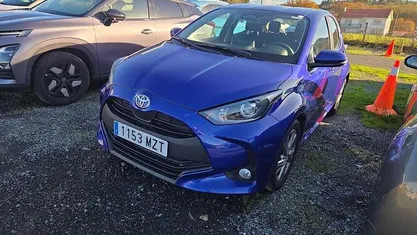 Azul Usado 2025 Toyota Yaris Hybrid Active Berlina | 21.390 € (Precio justo)