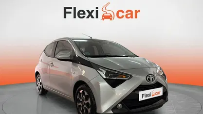Usado Toyota Aygo X-play 72 CV (52 kW) 2021 Gris Utilitario