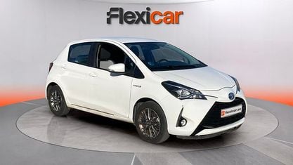 Usado Toyota Yaris Hybrid Active 100 CV (73 kW) 2019 Blanco Berlina