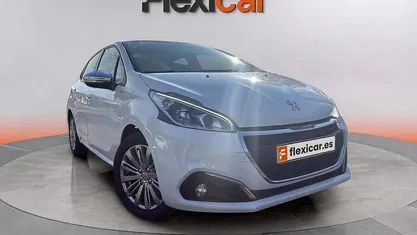 Usado Peugeot 208 Style 82 CV (60 kW) 2018 Blanco Utilitario