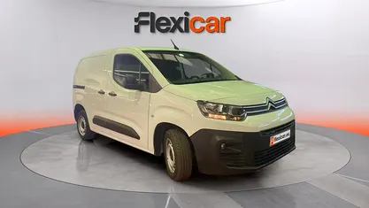 Usado Citroën Berlingo Live 102 CV (75 kW) 2021 Blanco Monovolumen