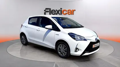 Käytetty Toyota Yaris Hybrid Active 100 HP (73 kW) 2020 Valkoinen Sedan