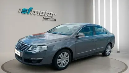 Usado VW Passat Highline 140 CV (102 kW) 2007 Gris / plata Berlina