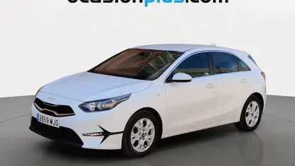 Begagnad Kia Ceed 136 HK (100 kW) 2023 Vit Halvkombi