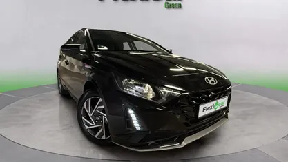 Usado Hyundai i20 101 CV (74 kW) 2024 Negro Berlina