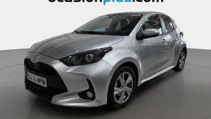 Gris Usado 2024 Toyota Yaris Hybrid Active Utilitario | 16.264 € (Buen precio)